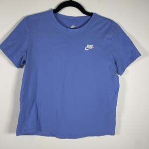 Nike Sportswear Club Essentials Embroidered Futura Tee Blue Sz M